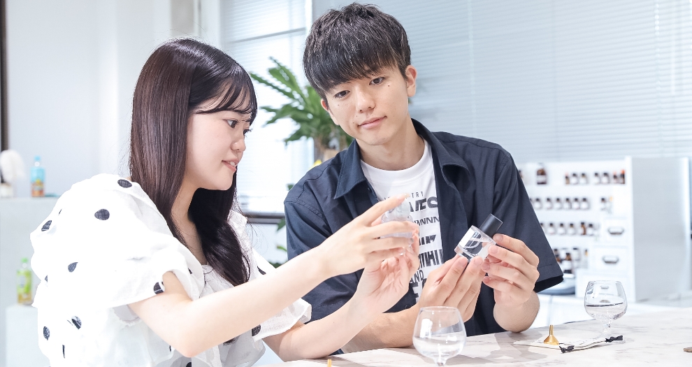 デートで香りを選ぶ様子